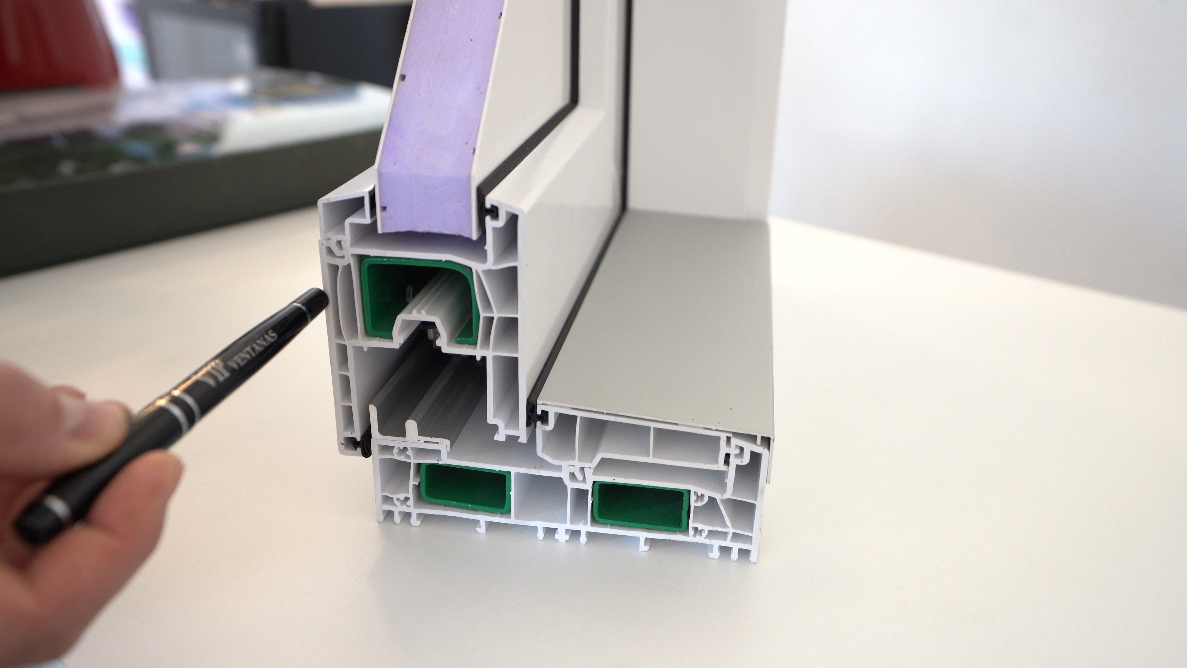 Perfil EvolutionDrive Plus Salamander — refuerzo, juntas EPDM y triple acristalamiento