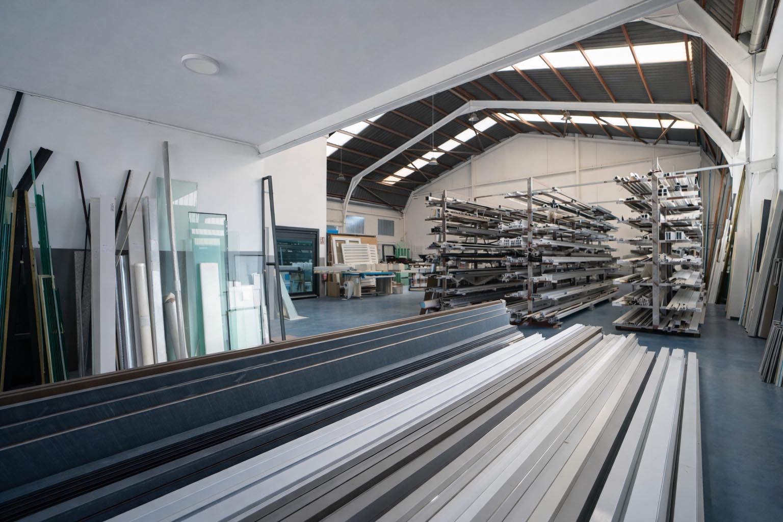 Almacén y preparación de perfiles de aluminio