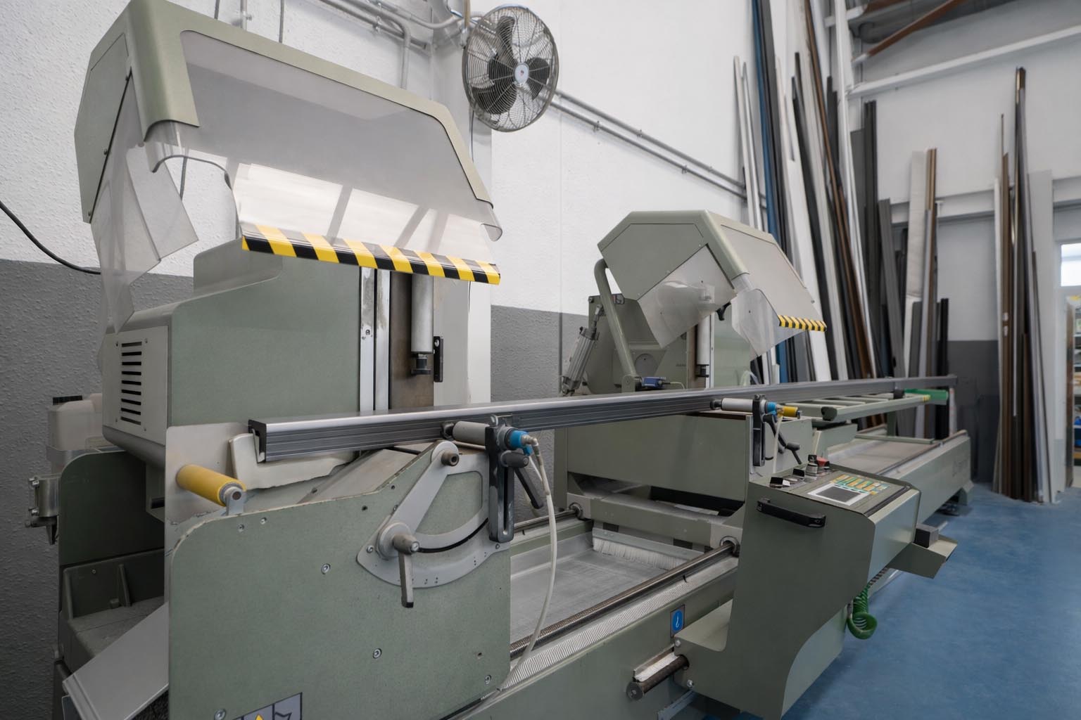 Maquinaria moderna en el taller de aluminio de Ventanas VIP